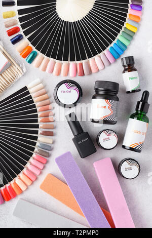 Set di strumenti di personalizzazione e accessori per manicure e pedicure - gel lucidanti, swatch palette, lime per unghie. Lay piatto. Foto Stock