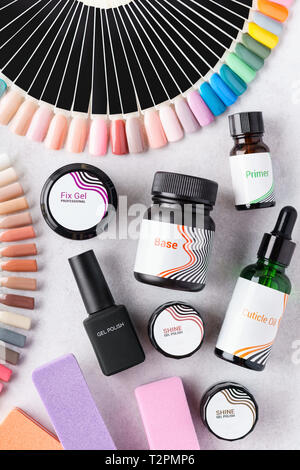 Set di strumenti di personalizzazione e accessori per manicure e pedicure - gel lucidanti, swatch palette, lime per unghie. Lay piatto. Foto Stock