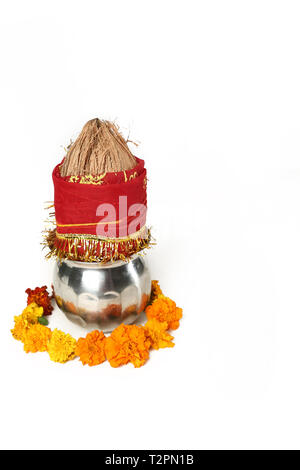 Kalash con noce di cocco e chunni con decorazioni floreali per navratri pooja. Isolato su uno sfondo bianco. Foto Stock