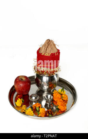 Foto di kalash con noce di cocco e pooja thali con Apple per navratri festival. Isolato su uno sfondo bianco. Foto Stock