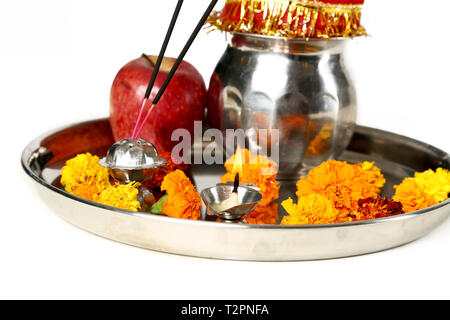 Foto di pronto navratri pooja thali. Isolato su uno sfondo bianco. Foto Stock