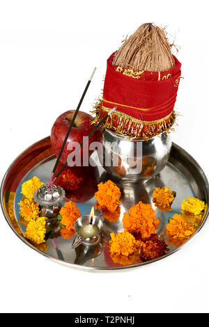 Foto di splendidamente decorate Pooja Thali per la celebrazione del festival di culto. Isolato su uno sfondo bianco. Foto Stock