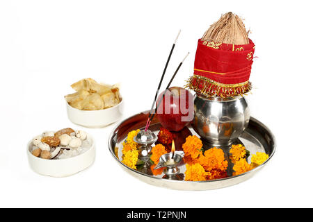 Foto di belle decorate Pooja Thali per festival. Immagine della frutta secca e i chip per navratri festival. Isolato su uno sfondo bianco. Foto Stock