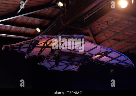 La ricostruzione di Leonardo da Vinci macchina volante sul display in una mostra incentrata su Leonardo's ampia idee, invenzioni e illustrazioni in un più completo e più accessibili. Tel Aviv, Israele. Foto Stock