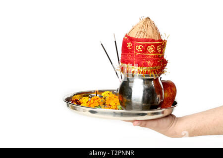 Immagine della mano è azienda pooja thali per navratri festival. Isolato su uno sfondo bianco. Foto Stock