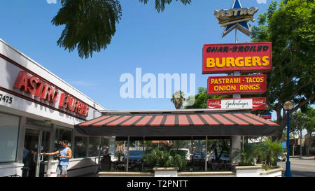 BEVERLY HILLS, CA, Stati Uniti d'America - 25 agosto 2015: l'esterno del ristorante astroburger a Los Angeles in California Foto Stock