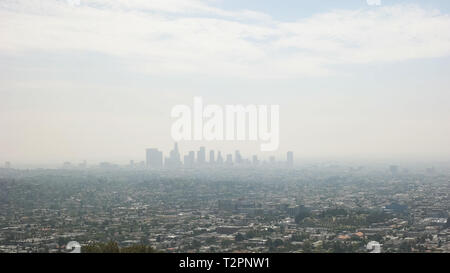 Colpo di downtown Los Angeles skyline inondate di smog. Vista da Griffith Park Foto Stock