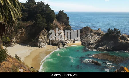 Mcway cade a julia pfeiffer burns state park sulla autostrada 1 lungo la costa della California in big sur Foto Stock