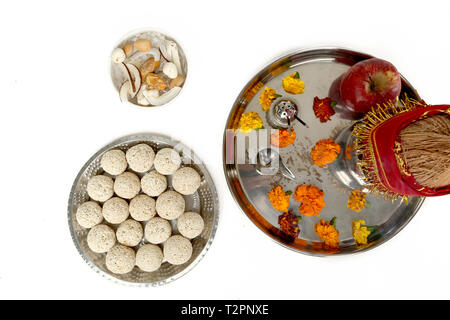 Foto di pooja thali, cholai ke ladoo e frutta secca per navratri festival. Isolato su uno sfondo bianco. Foto Stock