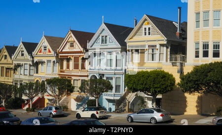 SAN FRANCISCO, CALIFORNIA, STATI UNITI D'America - 30 agosto 2015: il famoso painted ladies case in San Francisco, California Foto Stock