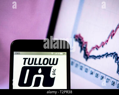 In questa foto illustrazione un Tullow Oil plc logo che si vede visualizzato su un telefono intelligente. Foto Stock