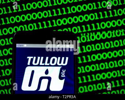 In questa foto illustrazione un Tullow Oil plc logo che si vede visualizzato su un telefono intelligente. Foto Stock