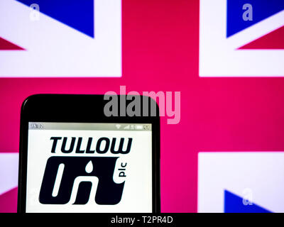 In questa foto illustrazione un Tullow Oil plc logo che si vede visualizzato su un telefono intelligente. Foto Stock