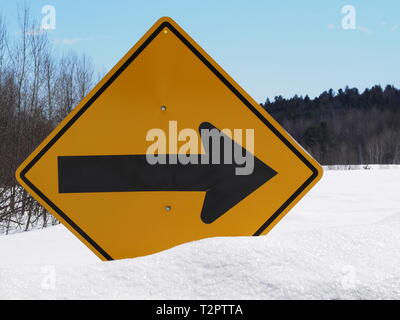 Quebec, Canada. Curva stretta a destra in Strada segno di avvertimento. Foto Stock