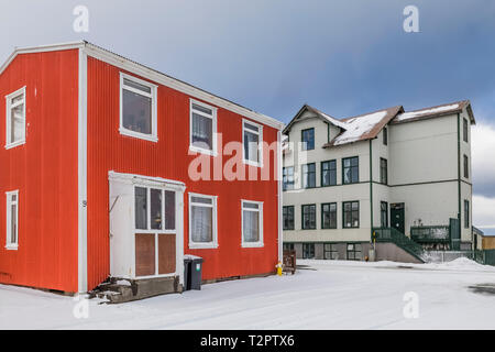 Casa arancione in Ísafjörður, situato lungo il fiordo di grandi dimensioni note come Ísafjarðardjúp, nella regione Westfjords dell Islanda [alcuna proprietà di rilascio; disponibile Foto Stock