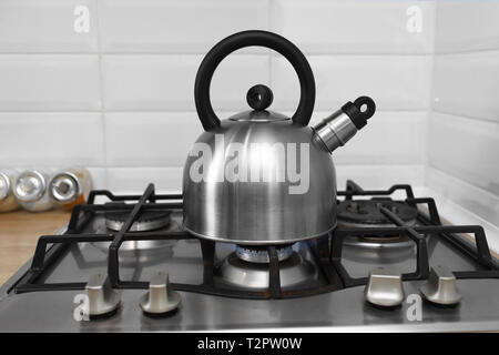 Bollitore bollire su di un fornello a gas. Messa a fuoco su un tubo di  lancio. bollitore in metallo su un fornello a gas. Bollitore per il tè con  acqua bollente sul fornello a gas Foto stock - Alamy