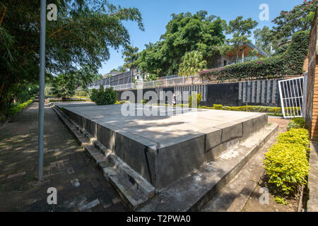 Tombe di massa al di fuori del Kigali Genocide Memorial, Kigali, Ruanda e nomi delle vittime note del 1994 Genocidio Ruandese la linea delle pareti esterne di Foto Stock