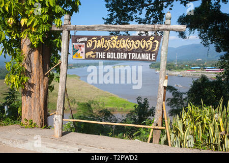 Golden Triangle viewpoint guardando verso il Myanmar e Laos, Tailandia Foto Stock