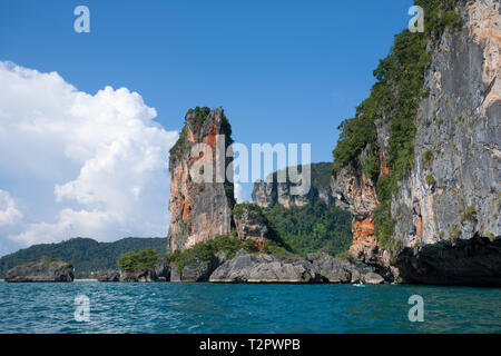 Il Carso di calcare, Railay Beach, Aonang, Thailandia Foto Stock