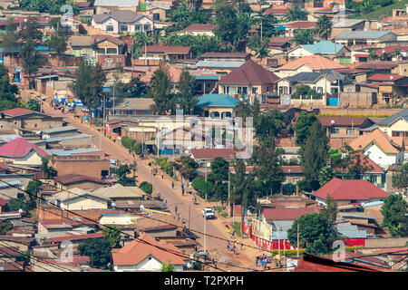 La crescita incontrollata di case attraverso un affollato hillside a Kigali, capitale del Rwanda. Foto Stock