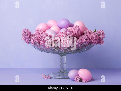 Retrò ancora in vita con le uova di Pasqua e fiori di Lilla. Foto Stock