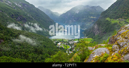 Geiranger Fjord nuvoloso estate panorama da sopra il monte Dalsnibba, Norvegia. Foto Stock