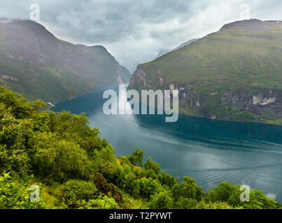 Geiranger Fjord (Norge) e cascata sette sorelle vista da sopra Foto Stock