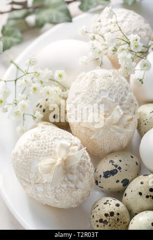 Still life with decorated Easter eggs in vintage style. Foto Stock