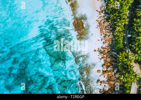 Foto aerea di bizzarro paradiso spiaggia tropicale Anse Bazarca all'Isola di Mahe e le Seicelle. La vacanza estiva, viaggi e concetto di stile di vita. Foto Stock