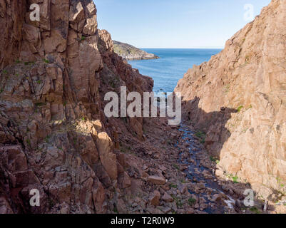 Vista del fiume di montagna da fuco Foto Stock