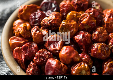 OwlOrganic Dundicut secco peperoni in una ciotola Foto Stock