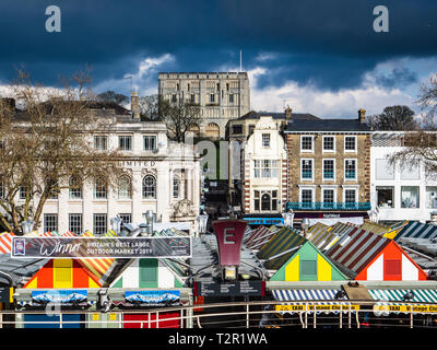 Mercato di Norwich e Norwich Castle - castello normanno fondato da Guglielmo il Conquistatore circa 1075 di tenere qui illustrato è stato costruito tra il 1095 e 1110. Foto Stock