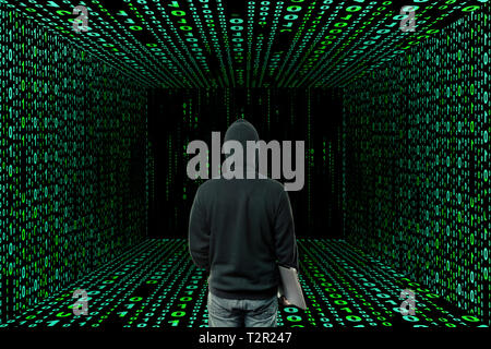 Programmatore o hacker nel cyber realtà sala del codice binario, mixed media Foto Stock