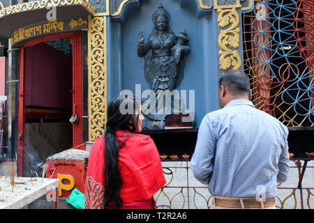 Fedeli indù con bastoncini di incenso davanti al Ganesh temple di Tezpur, stato di Assam, in India Foto Stock