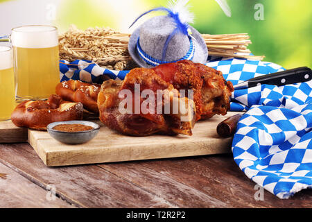 Cucina tradizionale tedesca, Schweinshax prosciutto arrosto garretto. Birra, salatini e varie specialità bavaresi. Oktoberfest Foto Stock