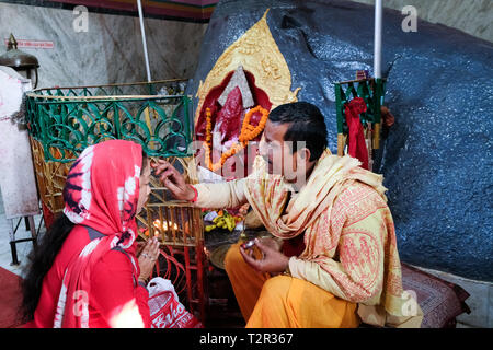 Sacerdote indù benedice i credenti in Ganesh temple di Tezpur, stato di Assam, in India Foto Stock