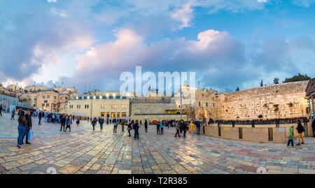 Gerusalemme, Israele - 27 Marzo 2019: la piazza centrale con la parete di pianto nella città vecchia di Gerusalemme, Israele Foto Stock