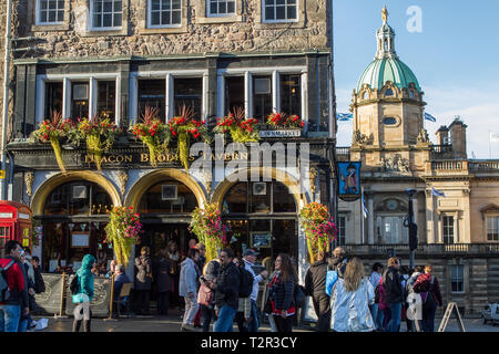 Il diacono Bordies Taverna sulla Lawnmarket su un bus estati pomeriggio, Edimburgo Foto Stock