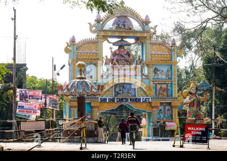 Cancello per Ganesh Temple di Tezpur, Stato di Assam, in India Foto Stock