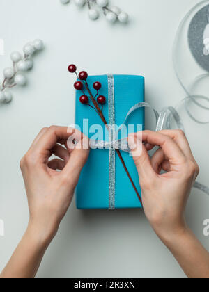 Donna di mani incarto di regalo per le feste Foto Stock