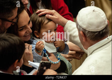 Papa Francesco tiene in mano un pubblico all'Associazione Italiana contro Leukemia-Lymphomas e mieloma, in occasione del cinquantesimo anniversario della sua fondazione, nell Aula Paolo VI in Vaticano con: Papa Francesco dove: Roma, Italia Quando: 02 Mar 2019 Credit: IPA/WENN.com * * disponibile solo per la pubblicazione in UK, USA, Germania, Austria, Svizzera** Foto Stock