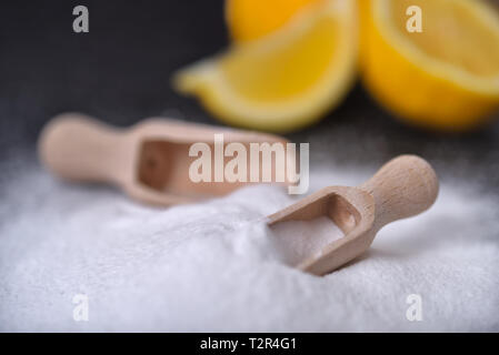 Il bicarbonato di sodio (bicarbonato di sodio) e limone Foto Stock