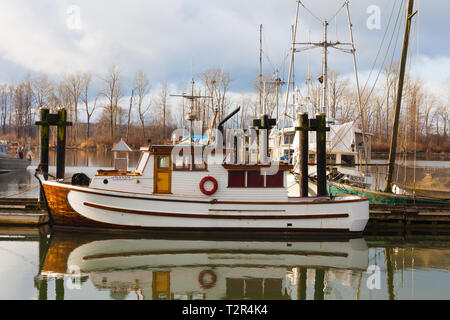 Convertite la pesca commerciale nave ancorata in Steveston British Columbia Foto Stock