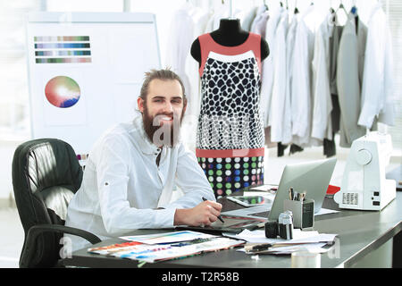 Successo designer lavorando su nuovi schizzi di vestiti. Foto Stock