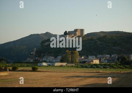 Il castello di Miravet al tramonto in Miravet, Tarragona Catalogna. Foto Stock