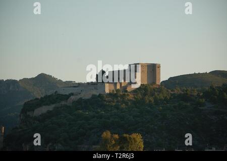 Il castello di Miravet al tramonto in Miravet, Tarragona Catalogna. Foto Stock