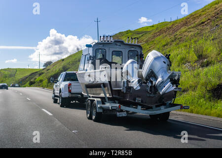 Marzo 20, 2019 Los Angeles / CA / STATI UNITI D'AMERICA - camion che trasportano grande barca sulla Interstate Foto Stock