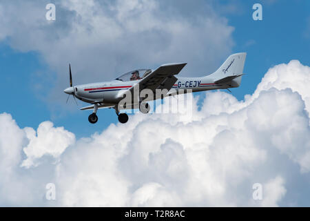 Aerospool WT-9 dinamico, G-CEJY, una piccola slovacca aereo aereo aereo aereo arrivando in terra a Blackbushe aeroporto, REGNO UNITO Foto Stock