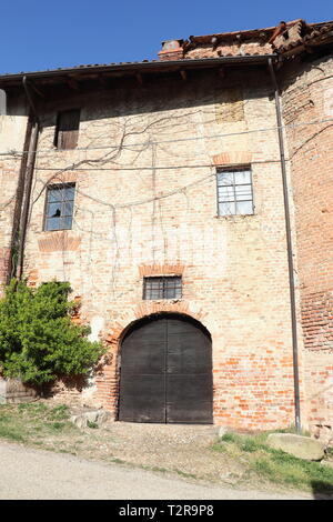 Il castello medievale di Rocchetta Tanaro Foto Stock