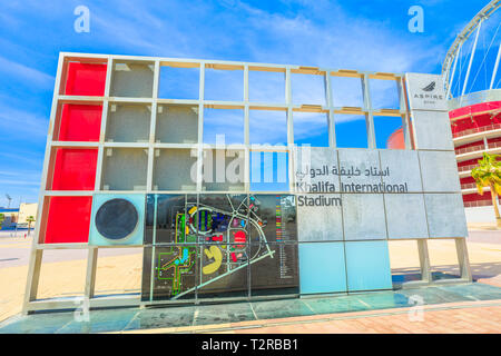 Doha, Qatar - 21 Febbraio 2019: closeup di Khalifa International Stadium di firmare con la mappa della zona di ambire a Doha Città dello Sport. Il principale stadium di Doha w Foto Stock